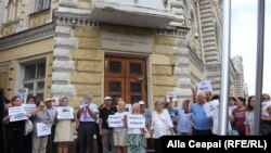 Protest la Chișinău împotriva demolării cafenelei Guguță