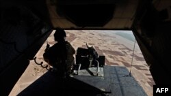 Vojnik u britanskom helikopteru dok leti iznad provincije Helmand, 31. avgusta 2010.
(ilustrativna fotografija)