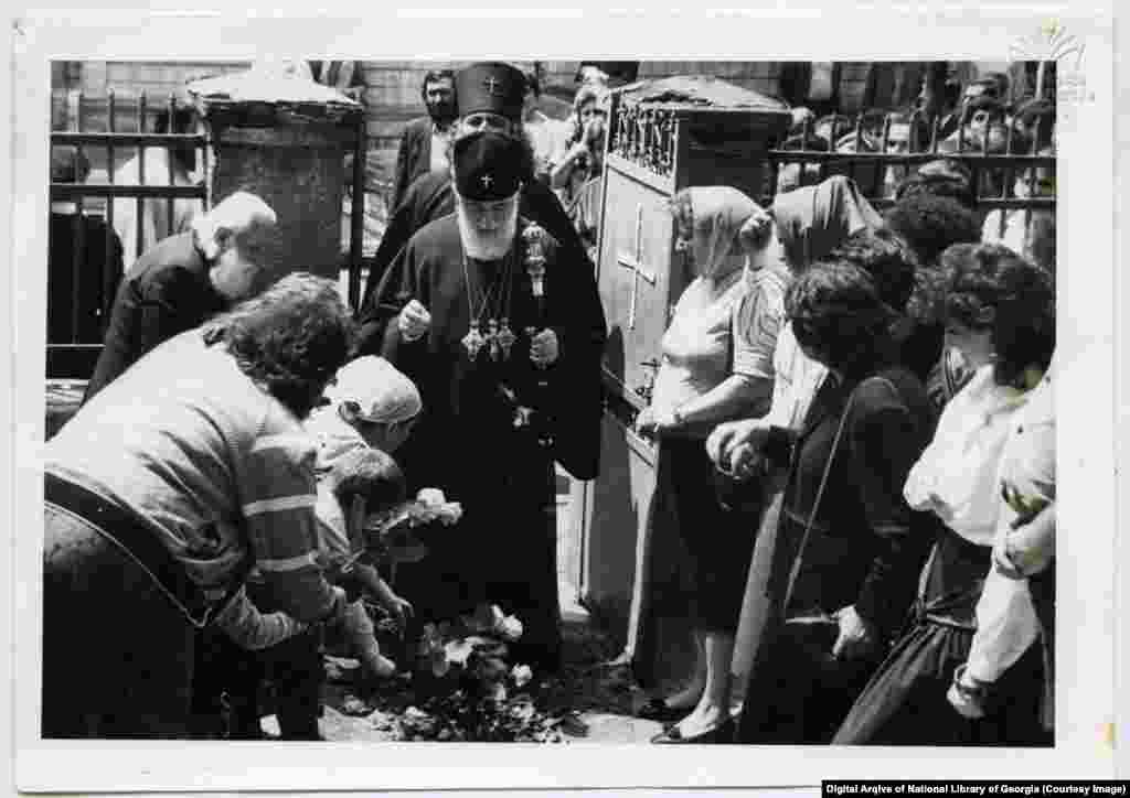 ილია მეორე - შეხვედრა მრევლთან. 