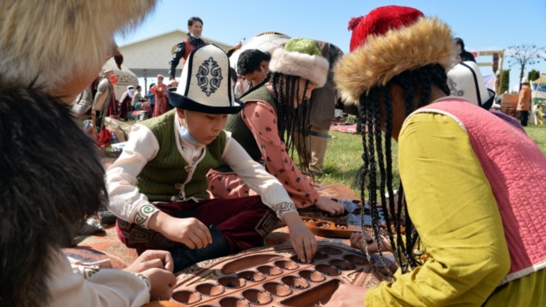 Прага метро станциясының жанында қыздарға қоңырау шалыңыз Жігіт жігіттің фотосын сиқытты