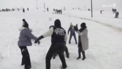 سیلانیان د واورې لیدو لپاره کشمیر ته تللي