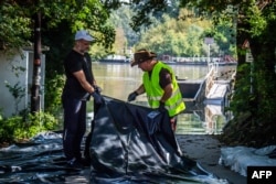 Localnici lucrează la bariere de nisipi de-a lungul Dunării la Szentendre, 20 km nord de Budapesta, la 18 septembrie.