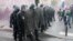 De 1 Mai, forţele de ordine de la Parisau ripostat cu gaze lacrimogene după ce manifestanții au incendiat pubelele