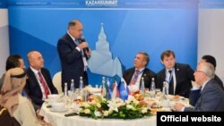 Kazansummit “Русия турында миф”лар дигән темага иртәнге аштан башланып китте