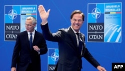 Succesiunea la șefia NATO ar putea să arate ca în această imagine din 2021: Jens Stoltenberg (stânga) rămâne în plan secund, iar Mark Rutte intră în scenă. Dar Ungaria are obiecții. 