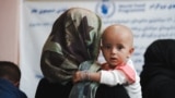 Ana qızı ilə birlikdə Ümumdünya Ərzaq Proqramının dəstəyi altında olan Baqrami klinikasında.