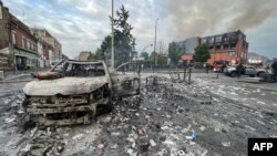 Un vehicul ars în cartierul Alma din Roubaix, oraș din nordul Franței, pe 30 iunie 2023.