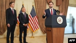 АҚШ вице-президенті Джей Ди Вэнспен (оң жақта) бірге баспасөз брифингінде АҚШ президенті Дональд Трамптың күйеу баласы Джаред Кушнер (сол жақта шетте) және АҚШ-тың Таяу Шығыс бойынша арнайы елшісі Стив Уиткофф тұр. Исламабад, 12 сәуір, 2026 жыл.