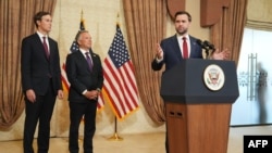 АҚШ вице-президенті Джей Ди Вэнс (оң жақта) Пәкістан мен Иран өкілдерімен кездесуден кейінгі баспасөз мәслихатында сөйлеп тұр. Оның қасында АҚШ президенті Дональд Трамптың күйеу баласы Джаред Кушнер (сол жақта шетте) және АҚШ-тың Таяу Шығыс бойынша арнайы елшісі Стив Уиткофф тұр.