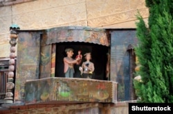 მას შემდეგ, რაც ანგელოზი კოშკის თავზე ზარს რეკავს, ორი მანეკენი ჩნდება. ისინი ხვდებიან, ერთმანეთი უყვარდებათ, ქორწინდებიან, აჩენენ შვილებს და შემდეგ კვდებიან.