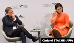 Армин Лашет (слева), представитель Христианско-демократического союза, и Анналена Бербок, представитель зеленых, в ходе панельной дискуссии во время 56-й Мюнхенской конференции по безопасности. Февраль 2021 года.