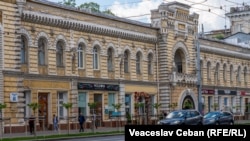 La parterul clădirii sunt amplasate câteva magazine și centrul de informare turistică „Descoperă Moldova”