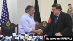 Министр обороны Афганистана Абдул Рахим Вардак (справа) приветствует американского коллегу Леона Панетту