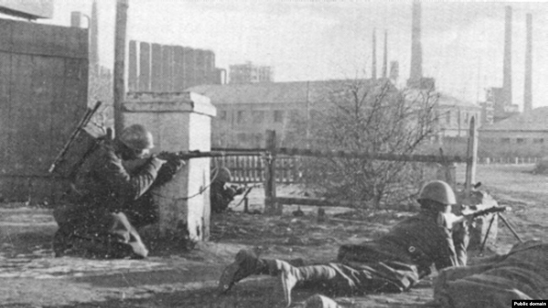 Итальянские войска штурмуют город Сталино, октябрь 1941