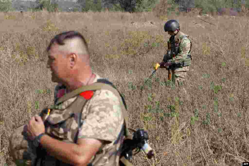 Українськи сапери під час розмінування поля неполік селища Луганське, 30 вересня 2015 року