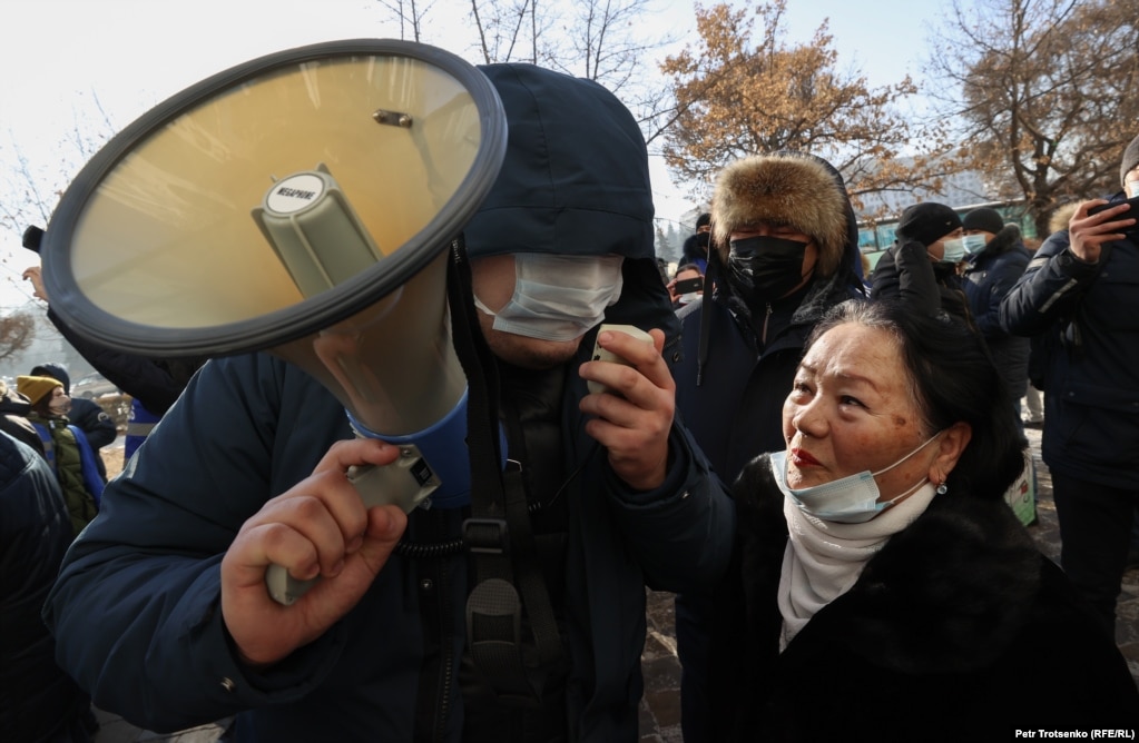 Казахстан. Участники митинга в поддержку партии «Нур Отан». Алматы, 10 января 2021 года.