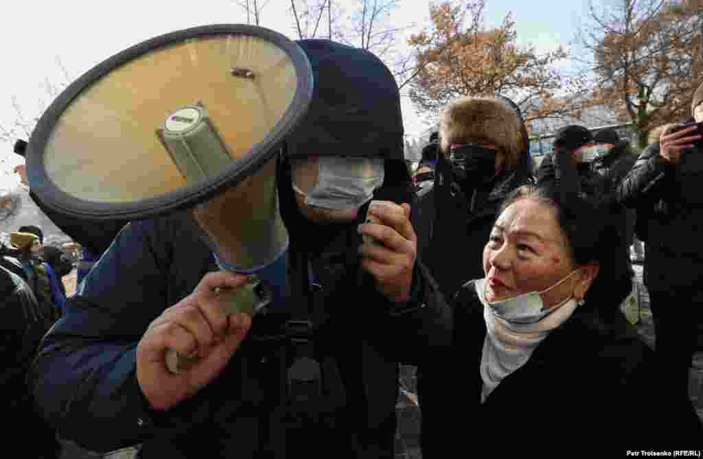 A Kazahsztánt régóta kormányzó Nur Otan nevű párt támogatói tartottak felvonulást Almatiban január 10-én.