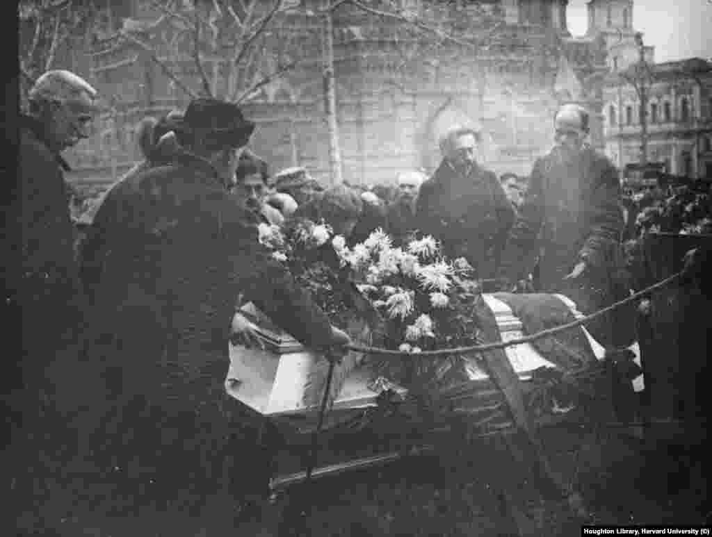 Ковчегът на Рид е погребан в основата на стените на Кремъл На погребението му присъстват революционерите Николай Бухарин и Александра Колонтай. &quot;Имаше речи на английски, френски, немски и руски. Отне много време и валеше суграшица&quot;, пише свидетел. &bdquo;Въпреки че бедната вдовица [Брайънт] припадна, приятелите ѝ не я изведоха. Беше изключително болезнено да гледам тази пребледняла жена в безсъзнание да лежи опряна на ръката на служител на Министерството на външните работи, заинтересуван повече от речите, отколкото от човешката агония&quot;.