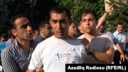 Оппозиция активисттери кармалган учур. 25-май, Баку. 