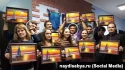 Na ovoj fotografiji preuzetoj s društvenih mreža, za koju nije naveden datum nastanka, vide se Oleg Davydov (lijevo), Oleg Fyodorov (desno) i drugi zaposlenici kompanije Oxygen Software sa jednog korporativnog događaja.