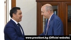 Президент Радио Свобода Джейми Флай на встрече с президентом Кыргызстана Садыром Жапаровым в Бишкеке