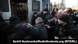 Ukrainskata policija apsi aktivist na protestite