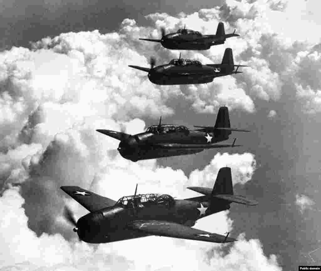 Американнарның Grumman TBF Avenger торпедалау очкычлары.