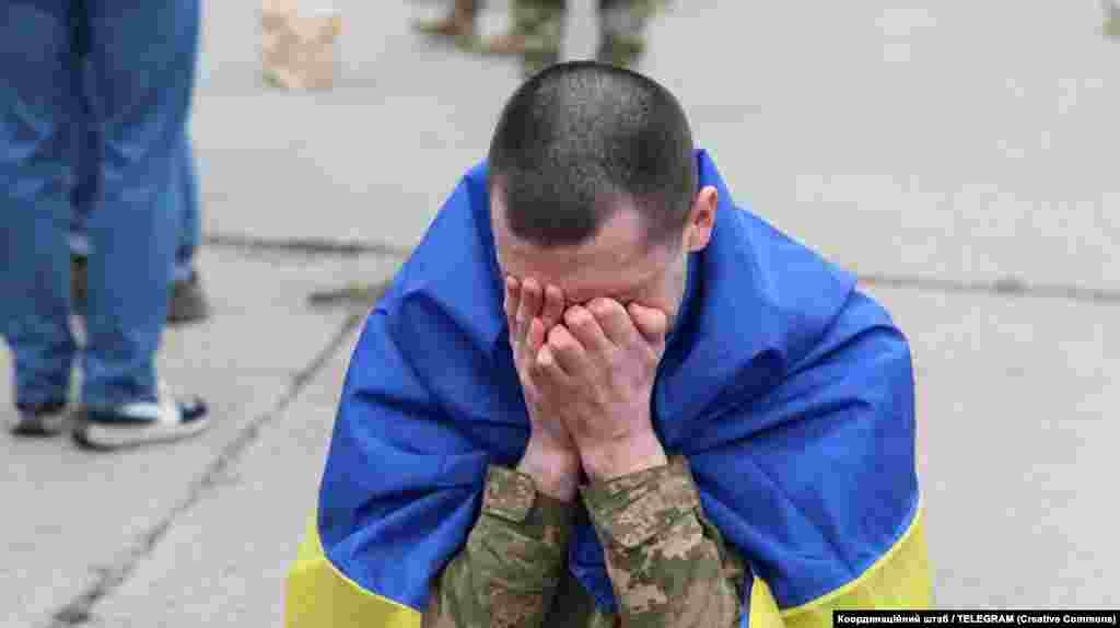 Чимало зі звільнених із російського полону не стримують сліз, 11 квітня 2026 року