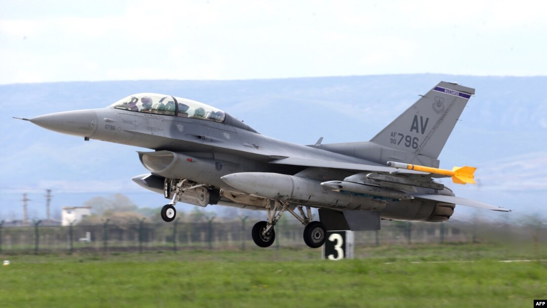 A U.S. F-16 takes off during the Romanian-American exercise "Dacian Viper 2014" which began on April 10 in northwestern Romania