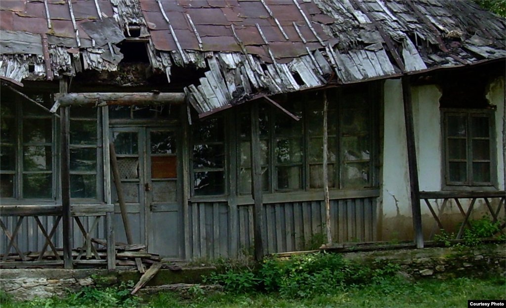 O casă lăsată să moară după 1989...