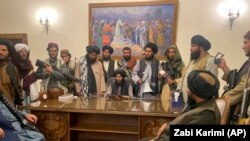 آرشیف - افراد طالبان در قصر ریاست جمهوری افغانستان. تصویر گرفته شده در 15 اگست سال 2021