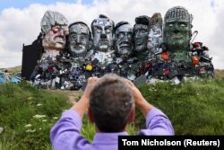 Instalație artistică din deșeuri intitulată "Mount Recyclemore", în apropiere de Carbis Bay, Cornwall, locul unde are loc summitul G7