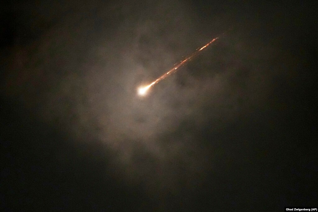 Gjurmët e një rakete shihen mes resh mbi Jerusalem, pas një alarmi për raketa pas lëshimeve nga Irani, më 16 qershor.