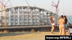 Желающие сфотографироваться на фоне строящегося моста в Керчи, 9 августа 2017 года