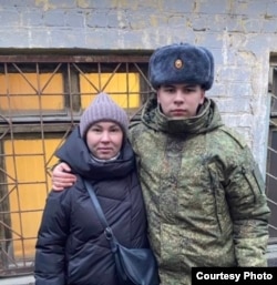 Погибший срочник Даниил Александров c мамой