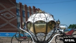  Уяндык авылы урамында патша кызы арбасы 