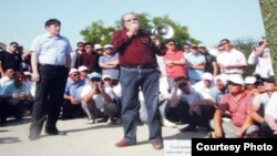 Оппозиционный политик Болат Атабаев выступает перед бастующими нефтяниками Жанаозена летом 2011 года. Фото с выставки в годовщину забастовки нефтяников Мангистауской области. 