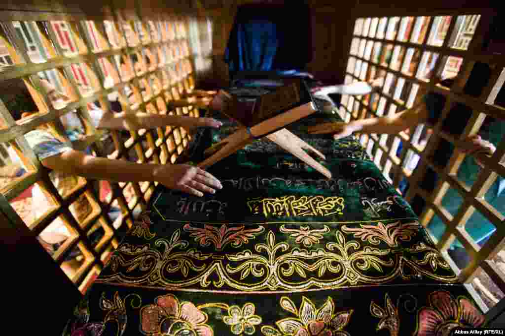 Türbənin daxilində, divarlarda, mehrabın cənub, baş və sağ tərəfində günbəzvari çərçivələrdə dini xarakterli kəlamlar verilir və türbə daxilindəki xəttatlıq işlərinin Mehdi adlı sənətkara məxsus olduğu göstərilir.