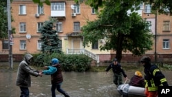 Команди екстреної допомоги допомагають евакуйованим пораненим цивільним особам, які потрапили під вогонь з боку російських військ, 11 червня 2023 року