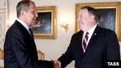 Sekretari amerikan i Shtetit, Mike Pompeo (djathtas) dhe homologu i ri rus, Sergei Lavrov, foto nga arkivi.