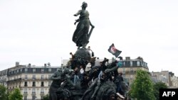 Demonstranti pored i na statui Trijumf Republike na Place de la Nation na skupu protiv krajnje desnice nakon što je francuski predsjednik raspisao parlamentarne izbore poslije značajnih dobitaka krajnje desnih stranaka na izborima za Evropski parlament, Parizu 15. juna 2024.