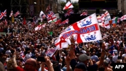 Britaniyalı sağçı fəal, anti-islam İngilis Müdafiə Liqasının (EDL) qurucusu və keçmiş lideri Tommi Robinsonun tərəfdarları Londonun mərkəzindəki Trafalqar Meydanında keçirilən mitinqdə. 2024