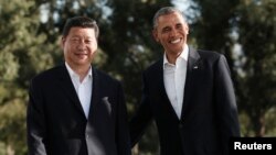 АҚШ президенті Барак Обама (оң жақта) мен Қытай басшысы Си Цзиньпин. "Мираж" ранчосы, Калифорния, АҚШ, 7 маусым 2013 жыл.