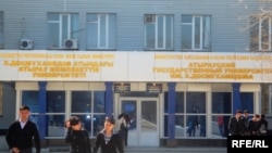 Вход в здание Атырауского университета имени Досмухамедова. 6 апреля 2010 года. 