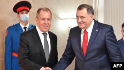 Lavrov i Dodik tokom susreta u Istočnom Sarajevu, kada je Lavrovu poklonjena ikona