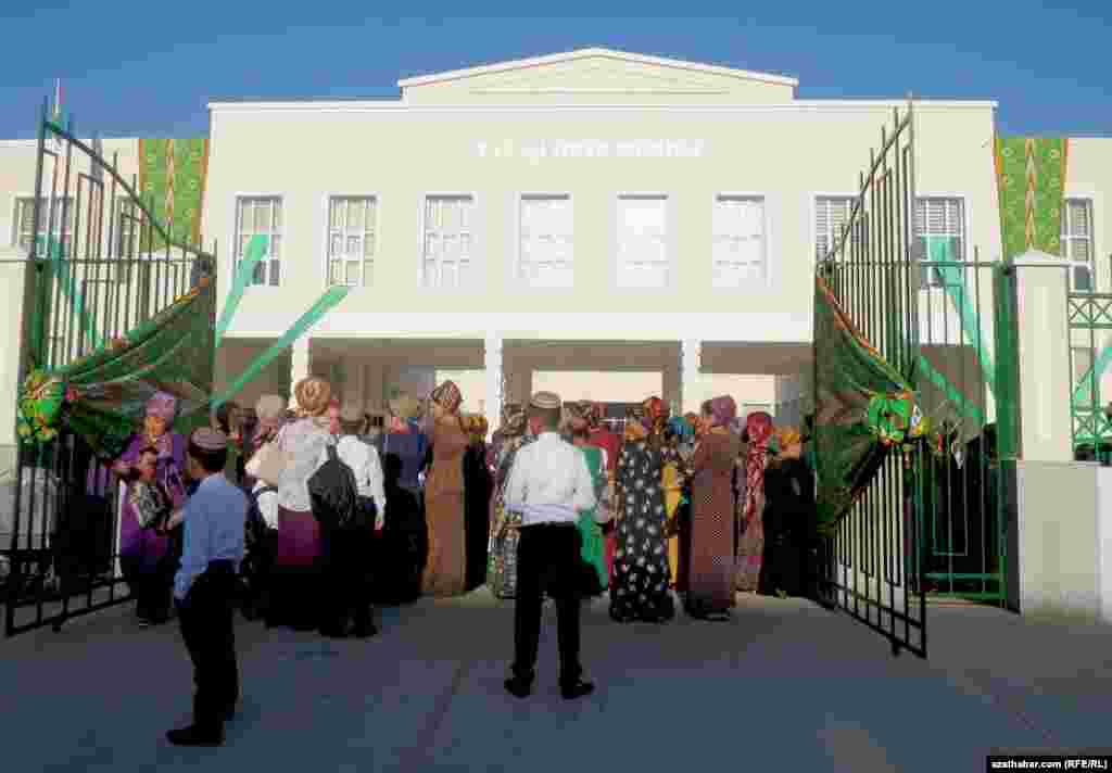 Okuwçylaryň ýakynlary dabara tomaşa edýärler.