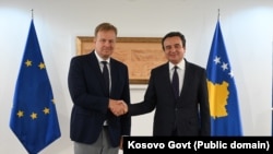 I dërguari i Bashkimit Evropian për dialogun mes Kosovës dhe Serbisë, Peter Sorensen, takohet me kryeministrin në detyrë, Albin Kurti, në Prishtinë, 24 korrik.