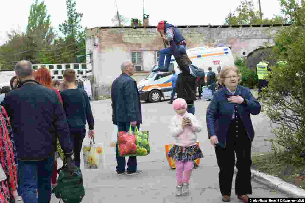 3. Multe familii au venit împreună cu copiii lor la cimitirul Sfântul Lazăr din Chișinău. (Foto: Ciprian-Rafael Raețchi)