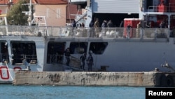Anija e marinës italiane me emigrantë arrin në portin e Shëngjinit. 11 prill 2025. 