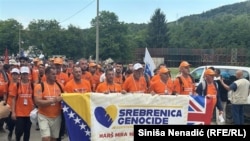 Pjesëmarrësit në Marshi e Paqes, në kujtim të viktimave të gjenocidit në Srebrenicë. 